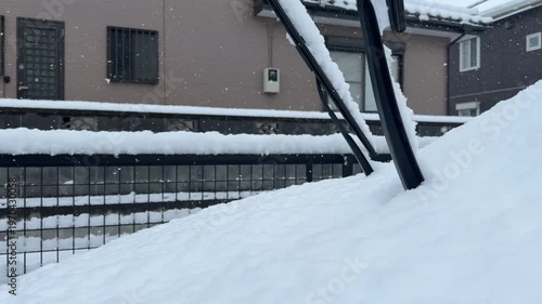 雪が降る風景　車のワイパーの映像