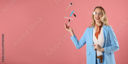 Foto Makeup artist tossing decorative cosmetics into air