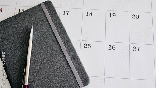 ビジネスイメージ　ノートとカレンダー　シフト調整