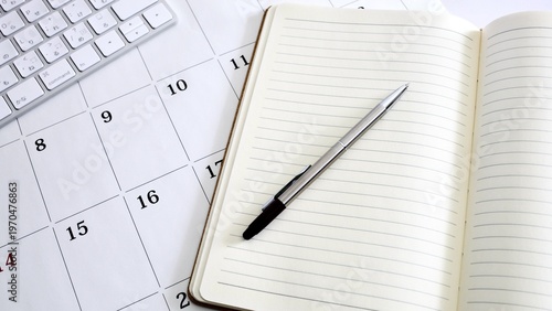 ビジネスイメージ　ノートとカレンダー　シフト調整