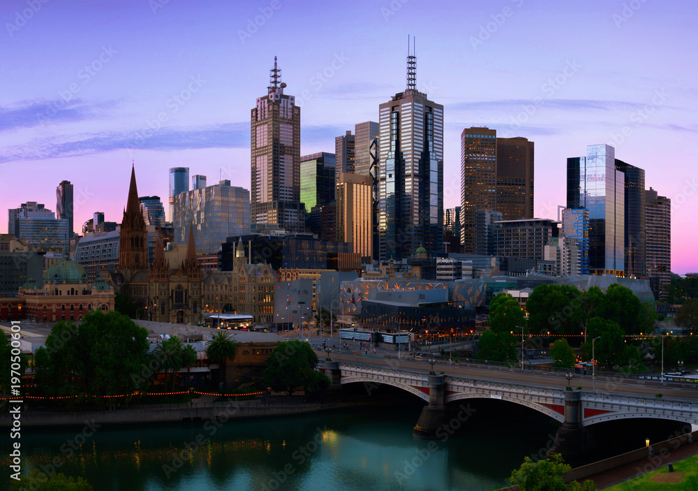 Obraz premium Melbourne city sunset and moonrise skyline with views of St Paul’s Cathedral, skyscrapers, and the Yarra River in Victoria, Australia