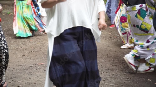 盆踊りをする様子