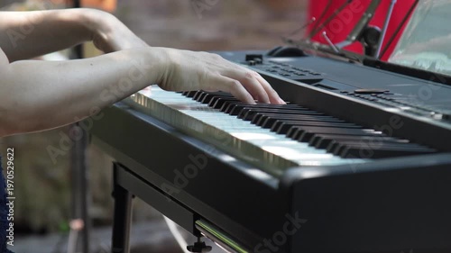 	キーボードを演奏する女性