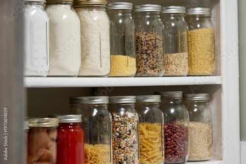Fotografía Glass mason jars filled with dried  and preserved food goods in a farmhouse pant