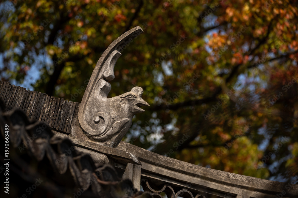 Fototapeta premium decorative rooftop sculpture on a traditional Chinese building