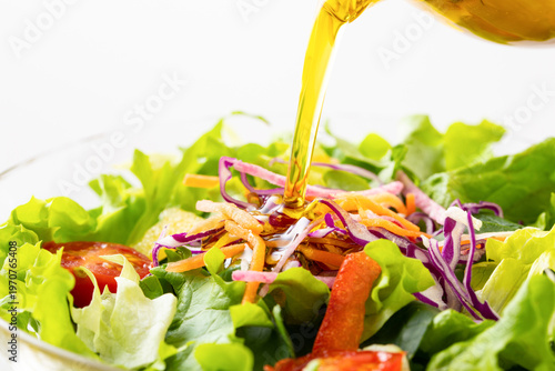野菜サラダにオリーブオイルを掛ける