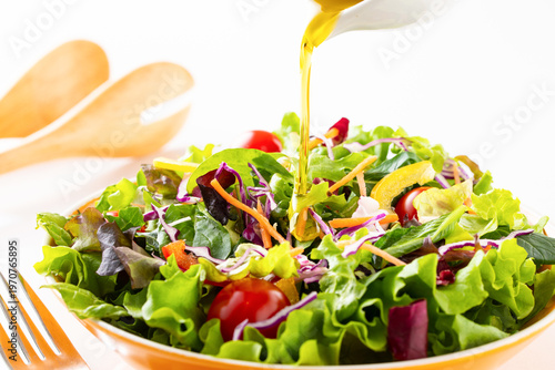 野菜サラダにオリーブオイルを掛ける