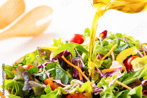 野菜サラダにオリーブオイルを掛ける