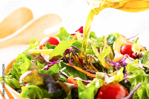 野菜サラダにオリーブオイルを掛ける