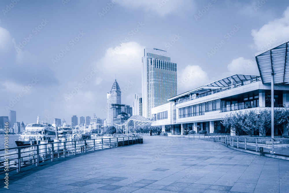 Fototapeta premium Modern Urban Waterfront with Skyscrapers and Clear Sky