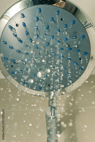 Runder Duschkopf mit fleissendem Wasser - Kalkrückstände