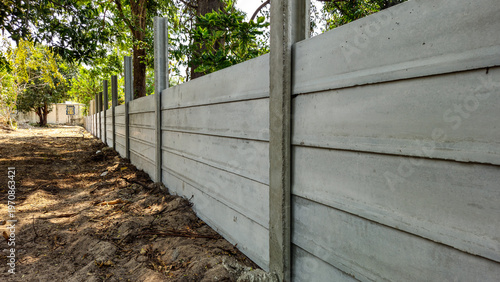 Εκτύπωση καμβά High-quality precast concrete fence wall installed on a construction site