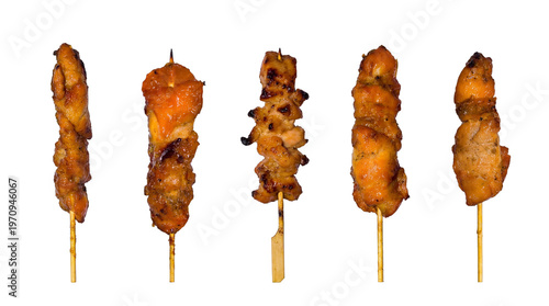 Φωτογραφία A vibrant photograph showcasing five succulent, perfectly grilled chicken skewers