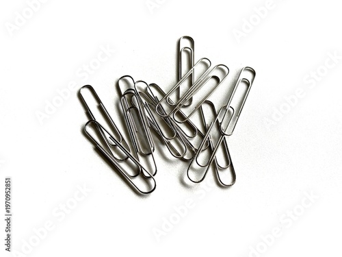 Canvastavla Scattered silver metal paper clips isolated on white background