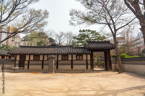 운현궁의 노안당 서행각-동행각, 남행가, 북행각도 있다. 운현궁은 사적257호로 지정되어있다