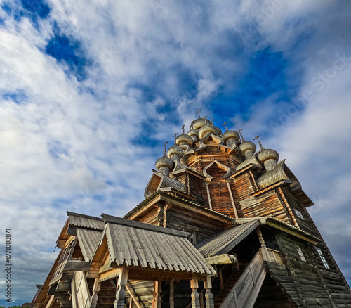 Tableau sur toile A traditional wooden church with onion domes.