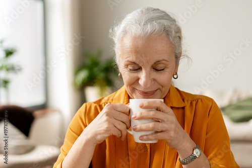 Fotografía Senior woman enjoying moments of peace and relaxation while smelling her hot dri