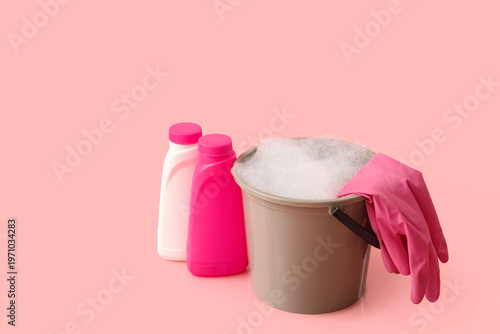 Plastic bucket with foam, r...