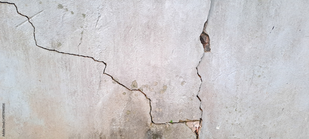 Obraz premium Old vintage crack wall texture background. Crack in concrete wall 