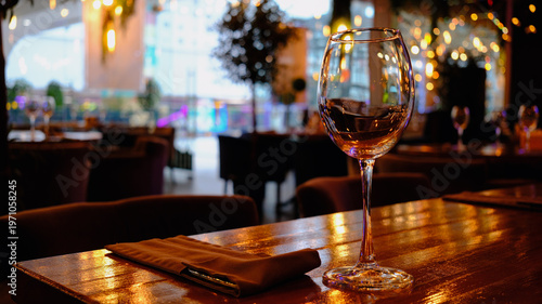 Foto There is a glass on the table with bright highlights and bokeh, creating a romantic and elegant atmosphere