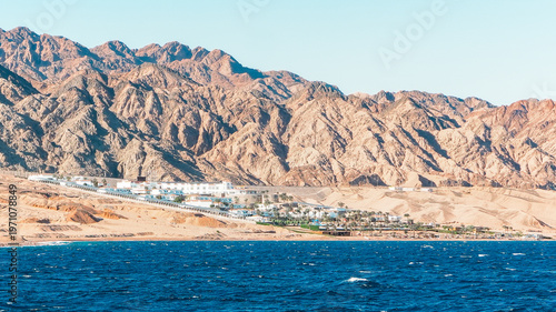 Fotografie nature landscape featuring rock mountains reflected in the crystal blue water of