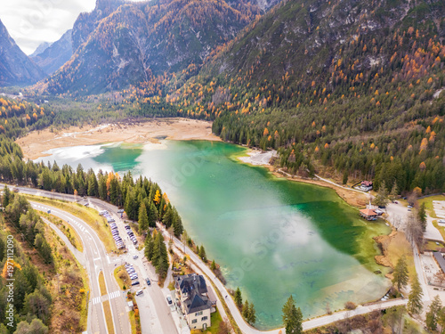 Vista aerea del lago di Dobbiaco in Trentino Alto Adige. Tra le montagne e i boschi.
