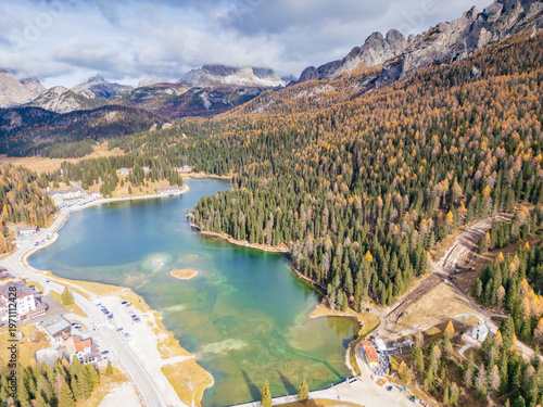 Vista aerea del lago di Dobbiaco in Trentino Alto Adige. Tra le montagne e i boschi.