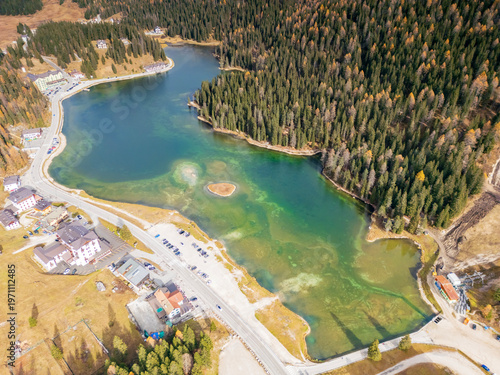 Vista aerea del lago di Dobbiaco in Trentino Alto Adige. Tra le montagne e i boschi.
