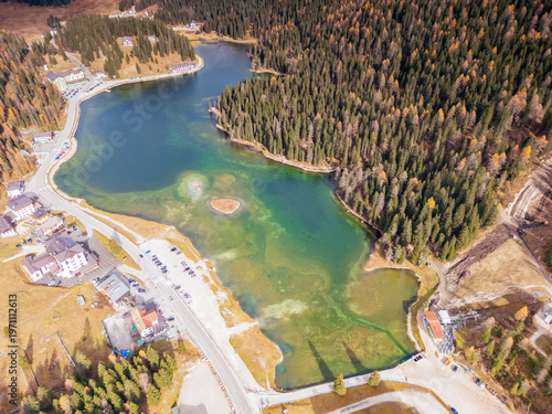 Vista aerea del lago di Dobbiaco in Trentino Alto Adige. Tra le montagne e i boschi.
