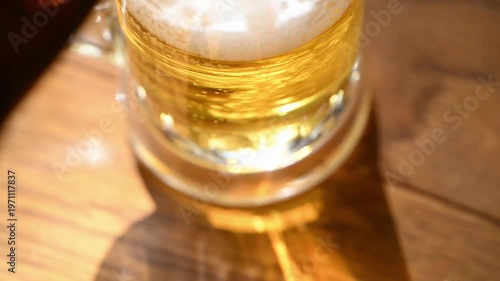 木のテーブルで冷えた生ビールをジョッキに注ぐ 美味しそうなシズル感 晩酌 動画素材 4K