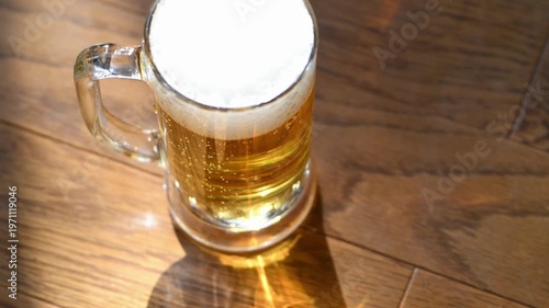 木のテーブルで冷えた生ビールをジョッキに注ぐ 美味しそうなシズル感 晩酌 動画素材 4K