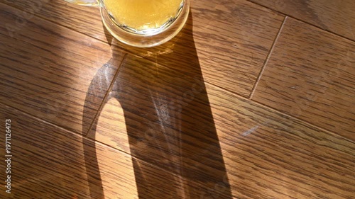 木のテーブルで冷えた生ビールをジョッキに注ぐ 美味しそうなシズル感 晩酌 動画素材 4K