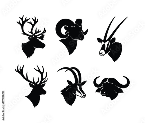 野生動物のシルエットコレクション、雄鹿、レイヨウ、バッファロー、ヤギ、雄羊の頭部ベクターアイコンセット。狩猟、アウトドア、自然保護のテーマに最適な黒い動物のロゴ。