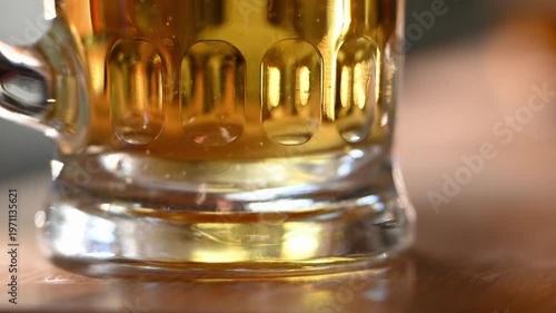 木のテーブルで冷えた生ビールをジョッキに注ぐ 美味しそうなシズル感 晩酌 動画素材 4K