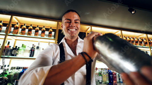 Foto Smiling professional bartender shaking a cocktail at a stylish bar counter, crea