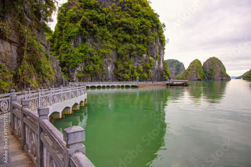 Foto Gate of Hang Sung Sot Cave or Surprise Cave in Ha long bay, Vietnam