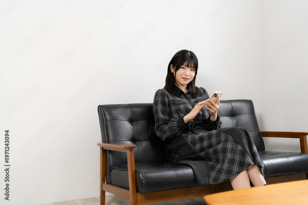 Fototapeta premium スマートフォンを使い女性