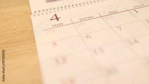 カレンダーを捲る動き・3月から4月へページをめくるクローズアップ