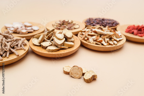 Fotografía Various traditional Chinese medicinal herbs sliced and arranged on wooden plates