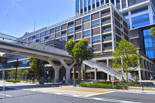 春の関内駅南口前、2026年3月に新しくオープンした商業施設と高層ビルと横浜スタジアムと連絡する歩道橋の景観
