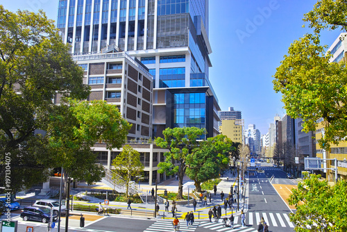春の関内駅南口前、2026年3月に新しくオープンした商業施設と高層ビルと交差点の景観
