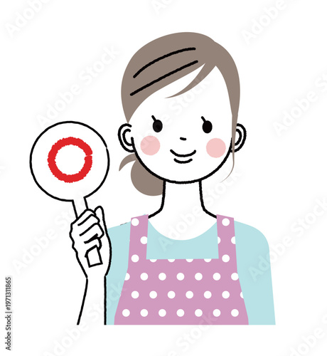 エプロンをした女性　笑顔で丸のプラカードを挙げている女性