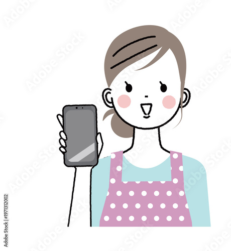 エプロンをした女性　笑顔でスマートフォンの画面を見せている女性