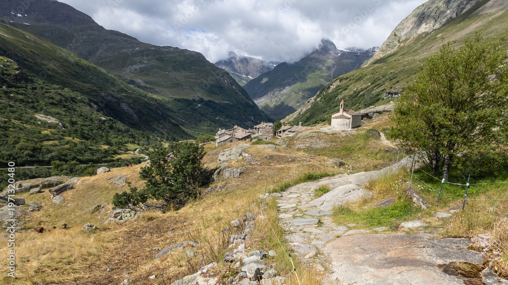 Fototapeta premium La chapelle Ste Marguerite du hameau de l'Ecot à Bonneval-sur-Arc dans les alpes en Haute Tarentaise en été