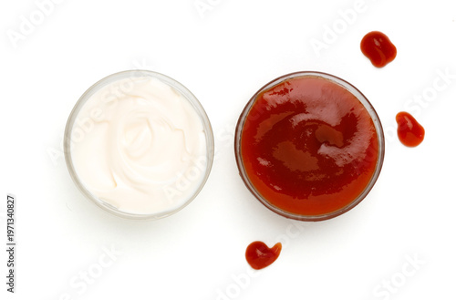 Obraz na płótnie Bowls of tomato ketchup and creamy mayonnaise isolated on white