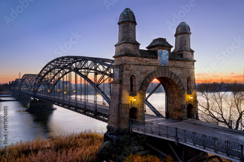 Hamburg Elbe Brücke alt entzerrt abends