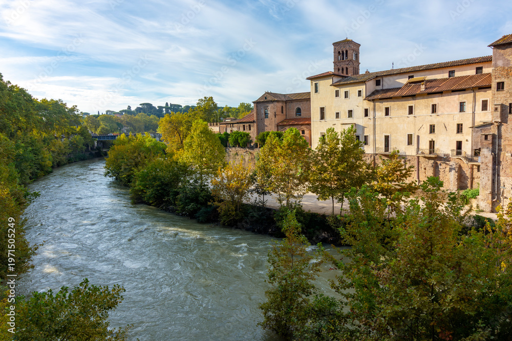 Obraz premium Tiber river flowing through center of Rome, Italy