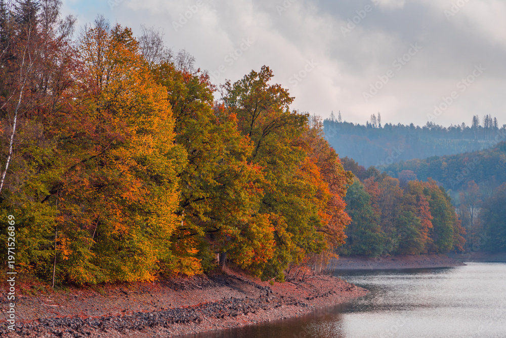 Obraz premium Fürwiggetalsperre im Herbst