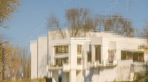 Foto Modern building reflection in water abstract architecture ripple distortion urba