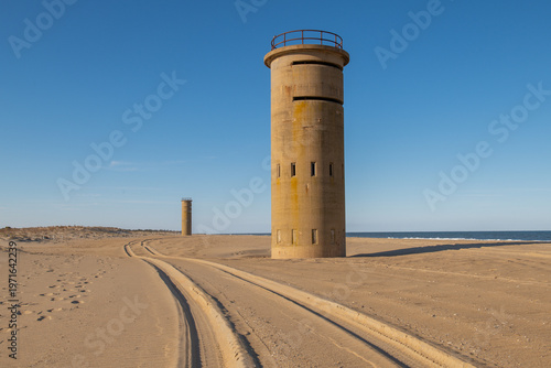 Fotografi The two twin watchtowers at Gordon's Pond Beach in Cape Henlopen State Park in R